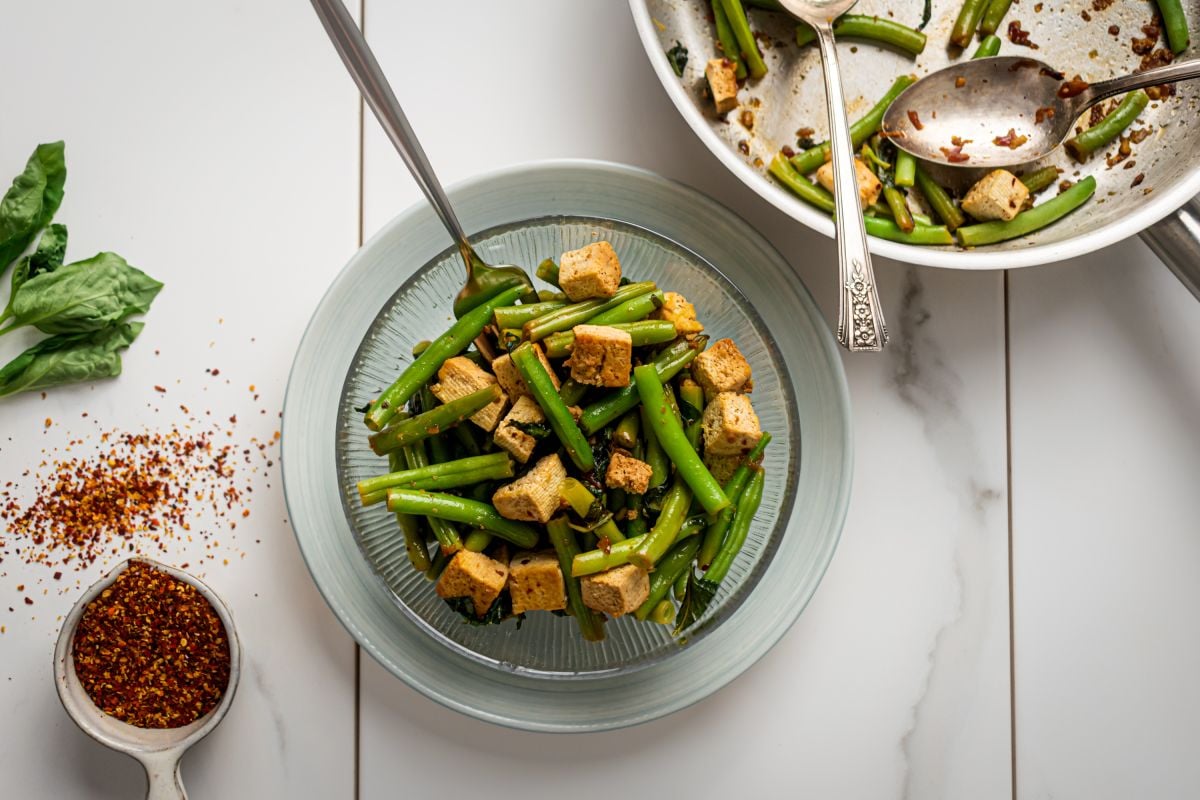 vegan-green-bean-tomato-basil-sheet-pan-dinner-recipe